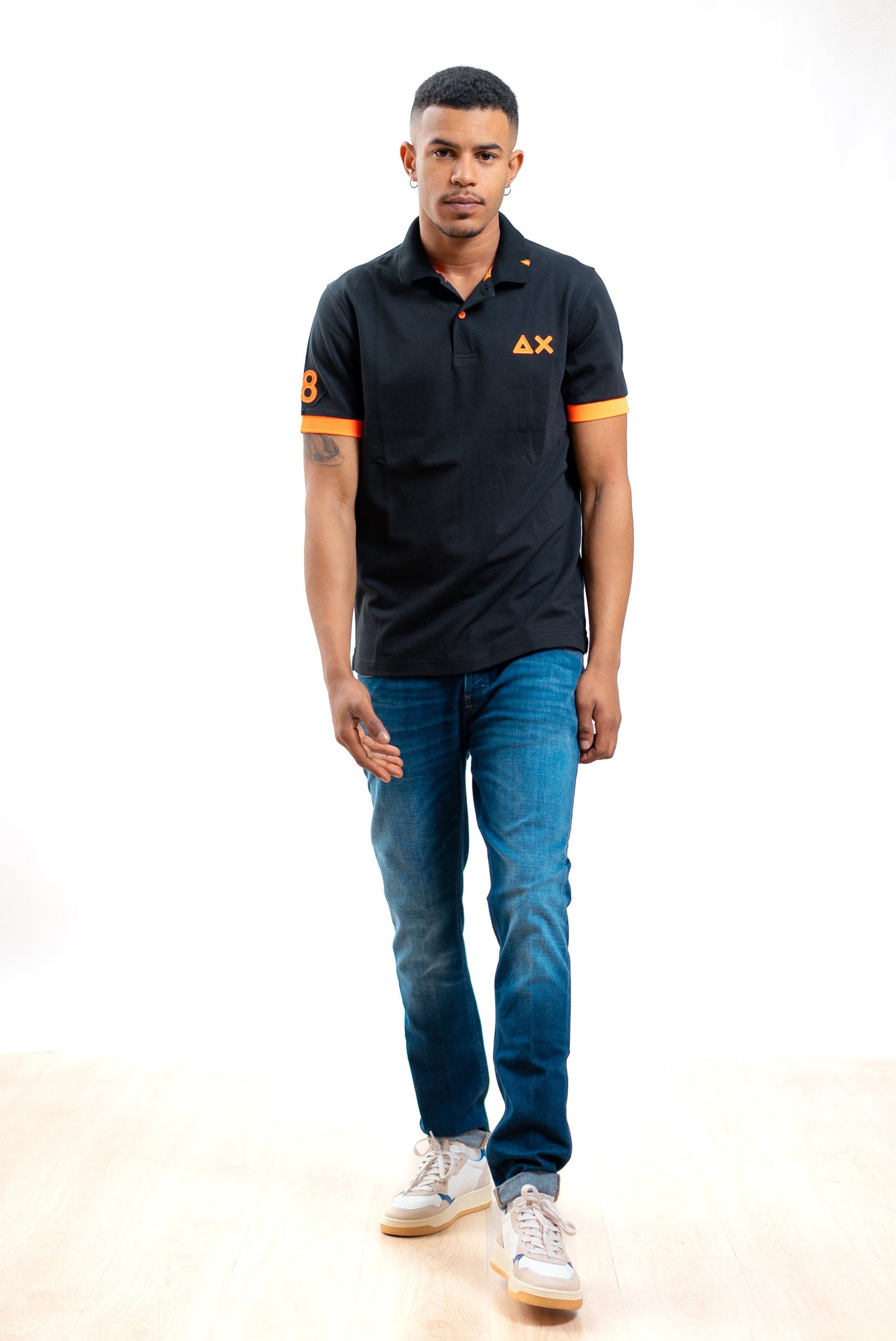 sun68 polo nera con logo e dettagli arancione fluo, intero