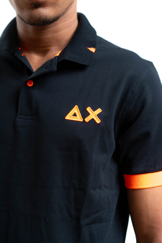 sun68 polo nera con logo e dettagli arancione fluo, dettaglio