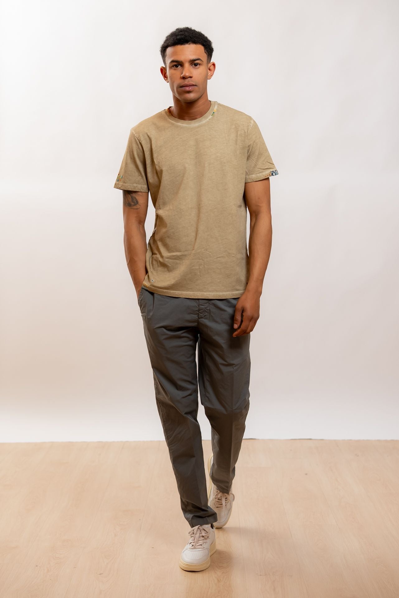 Bob Company T-shirt Even in Cotone Beige con Ricami, intero