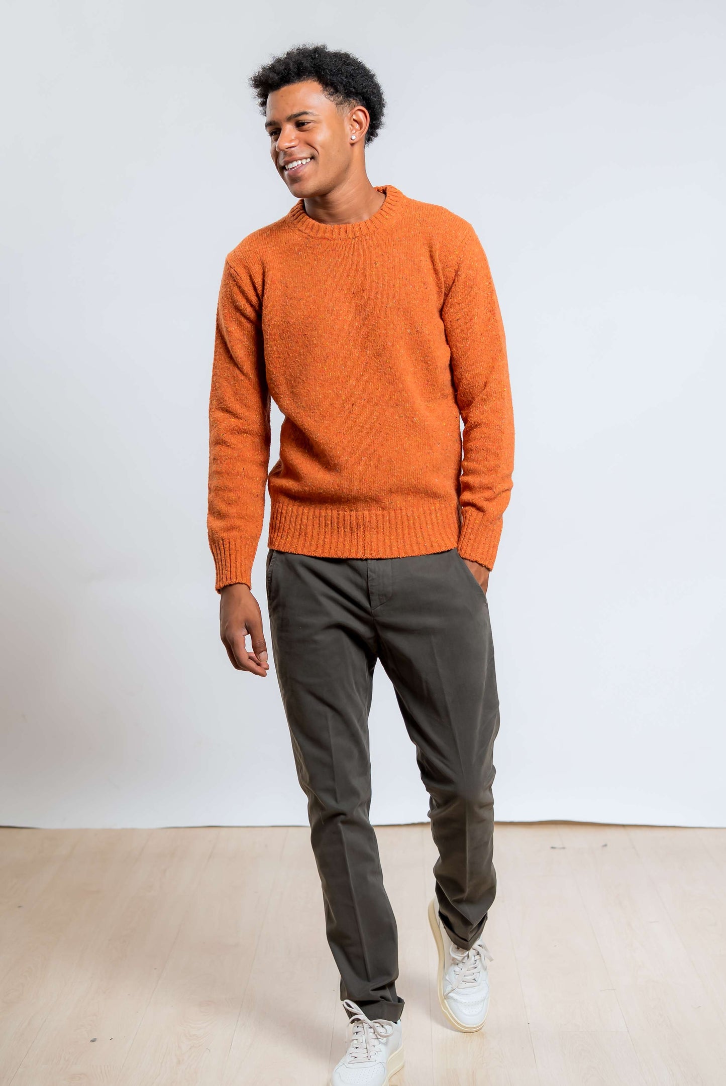 donduo pantalone gaubert uomo modello chino abbinato ad un maglione in lana arancione