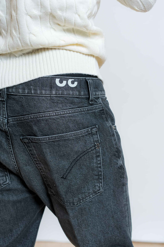 dettaglio della tasca posteriore sul jeans dian nero lavato con vestibilità carrot fit di dondup