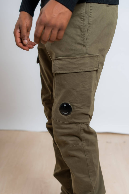 dettaglio del tascone con cp company lens sui pantaloni cargo in verdi