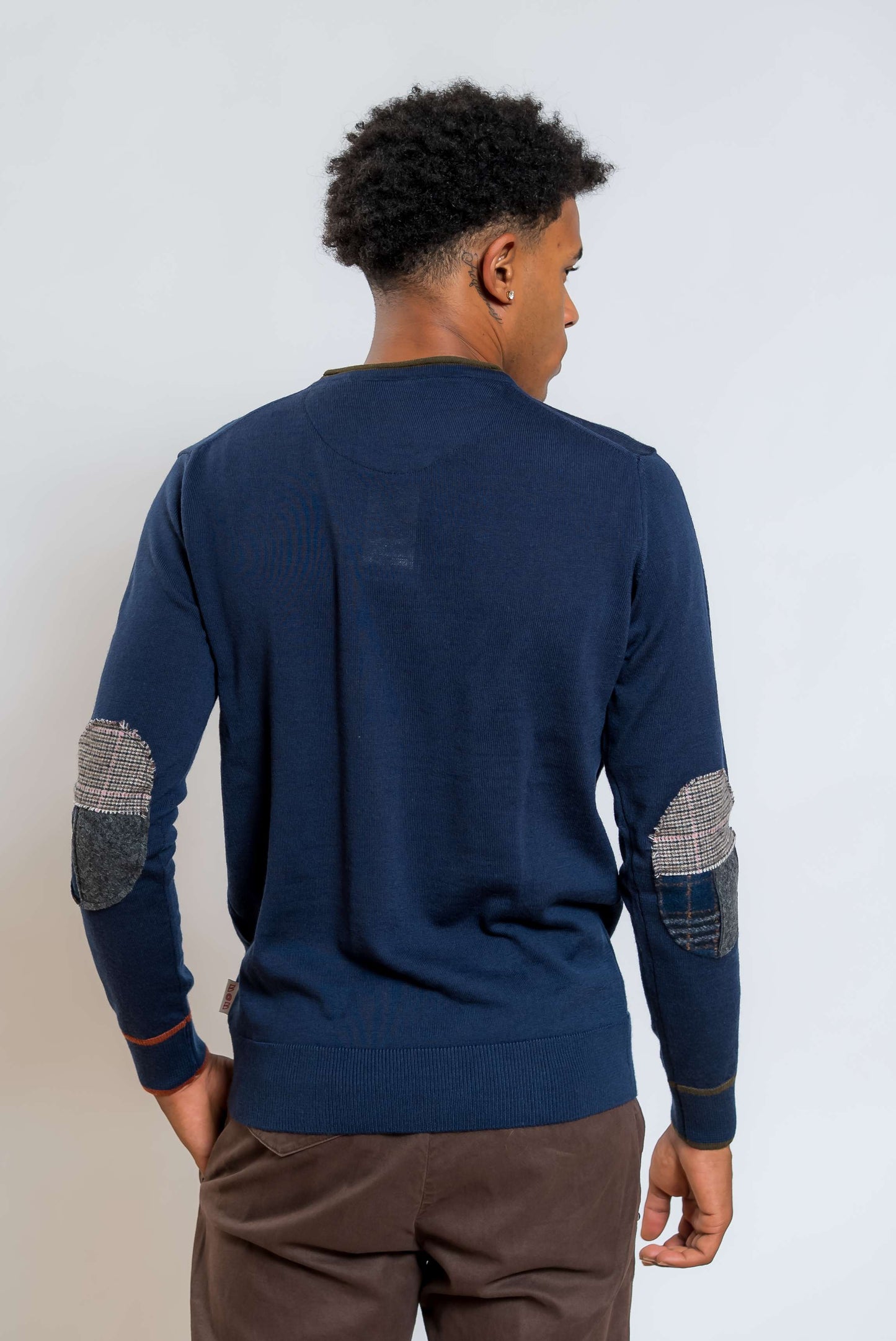 bob company maglia davin in lana blu con toppe a fantasia sui gomiti - visuale posteriore