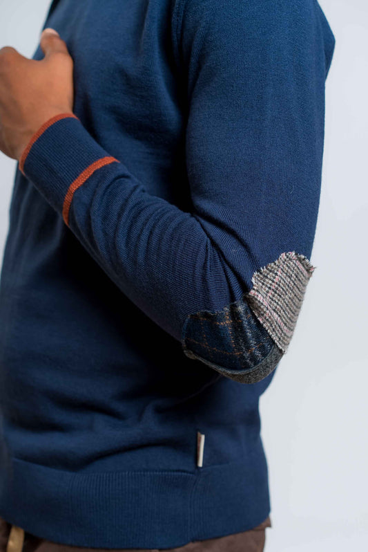 dettaglio della toppa sui gomiti della maglia davin blu in lana di bob company