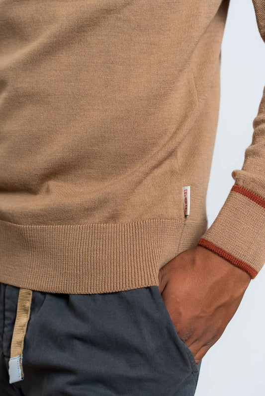 dettaglio del polsino a costine sulla maglia davin in lana beige con toppe sui gomiti di bob company