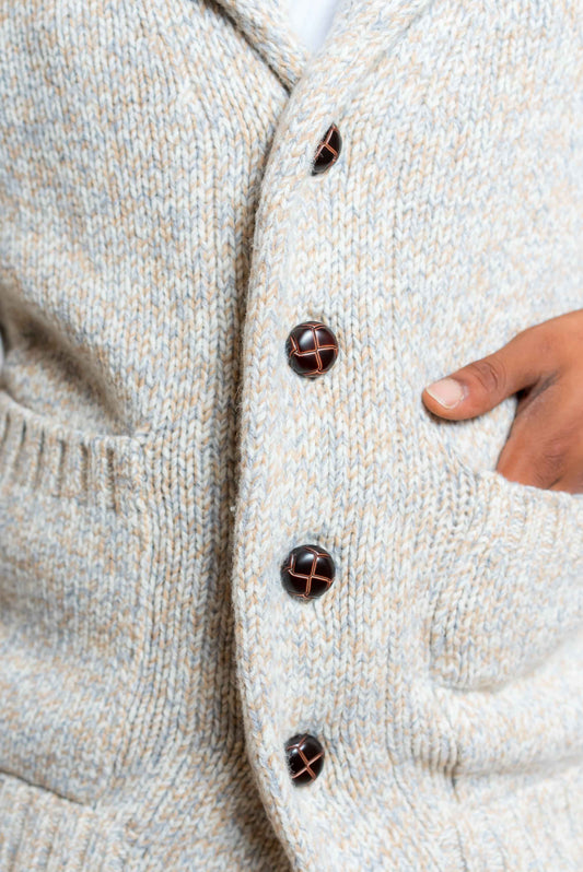 dettaglio della chiusura con bottoni del cardigan di kangra beige in lana