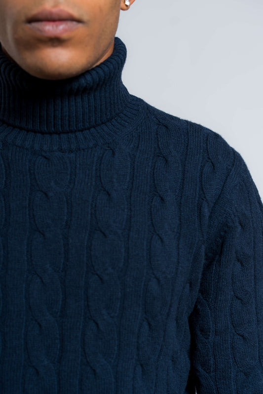dettaglio del collo alto e della lavorazione a trecce del dolcevita in lana blu di kangra