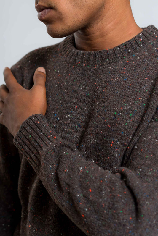 dettaglio del polsino e girocollo a coste del maglione marrone in misto lana boucle di kangra