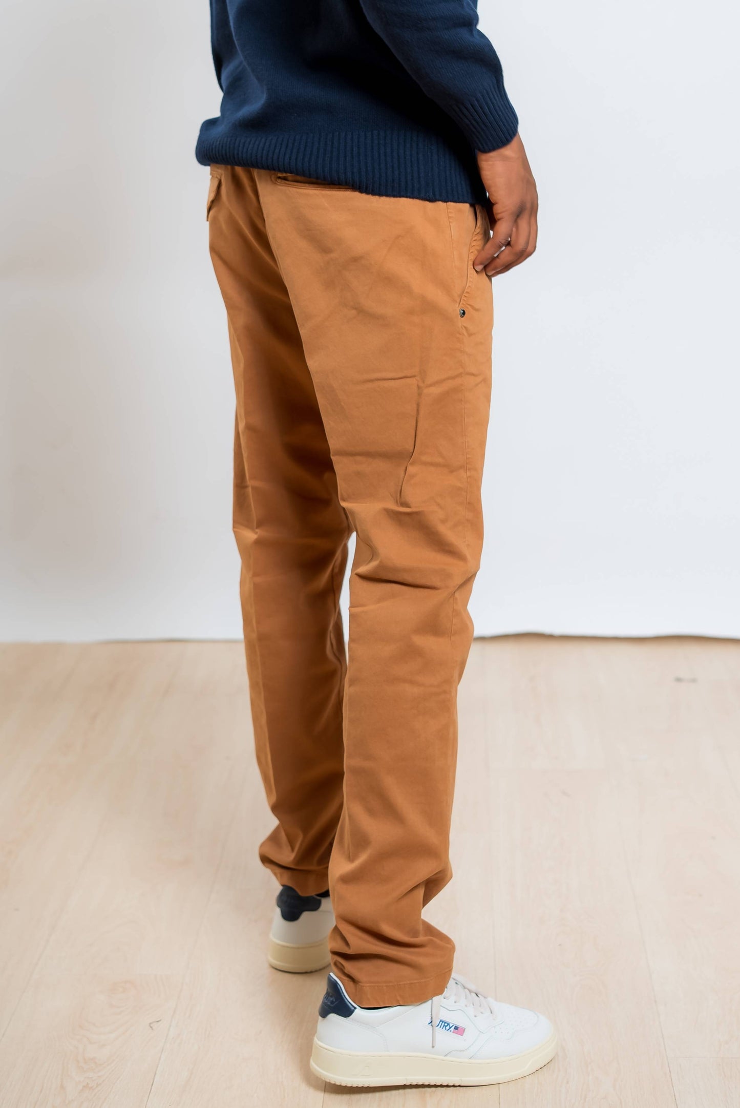 white sand pantaloni greg in cotone beige scuro con vita regolabile - vista laterale