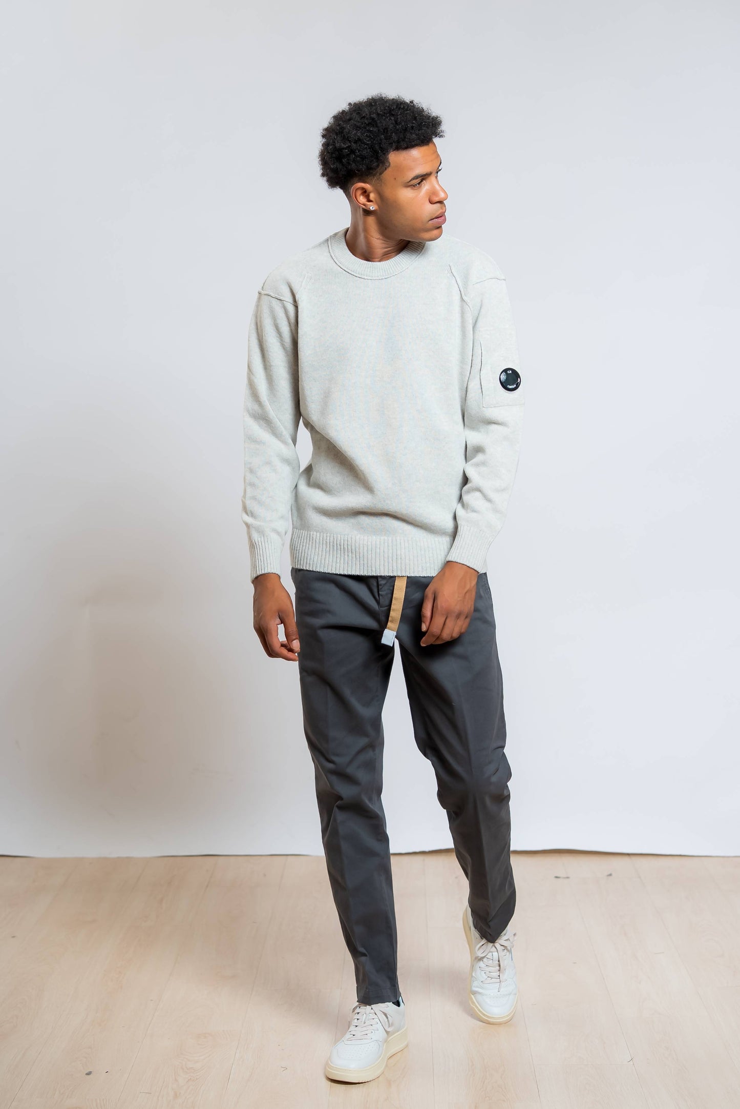 pantaloni grigi modello greg di white sand abbinati ad un maglione grigio chiaro