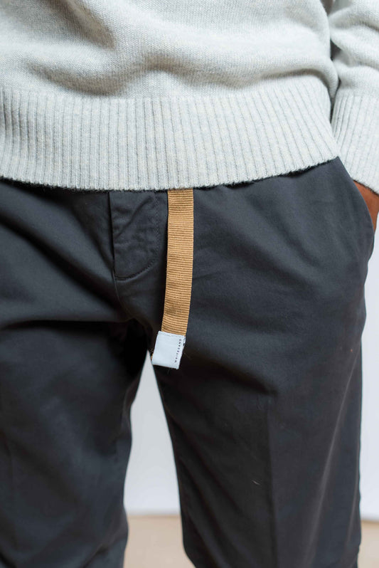 dettaglio della vita regolabile con coulisse dei pantaloni greg grigi di white sand