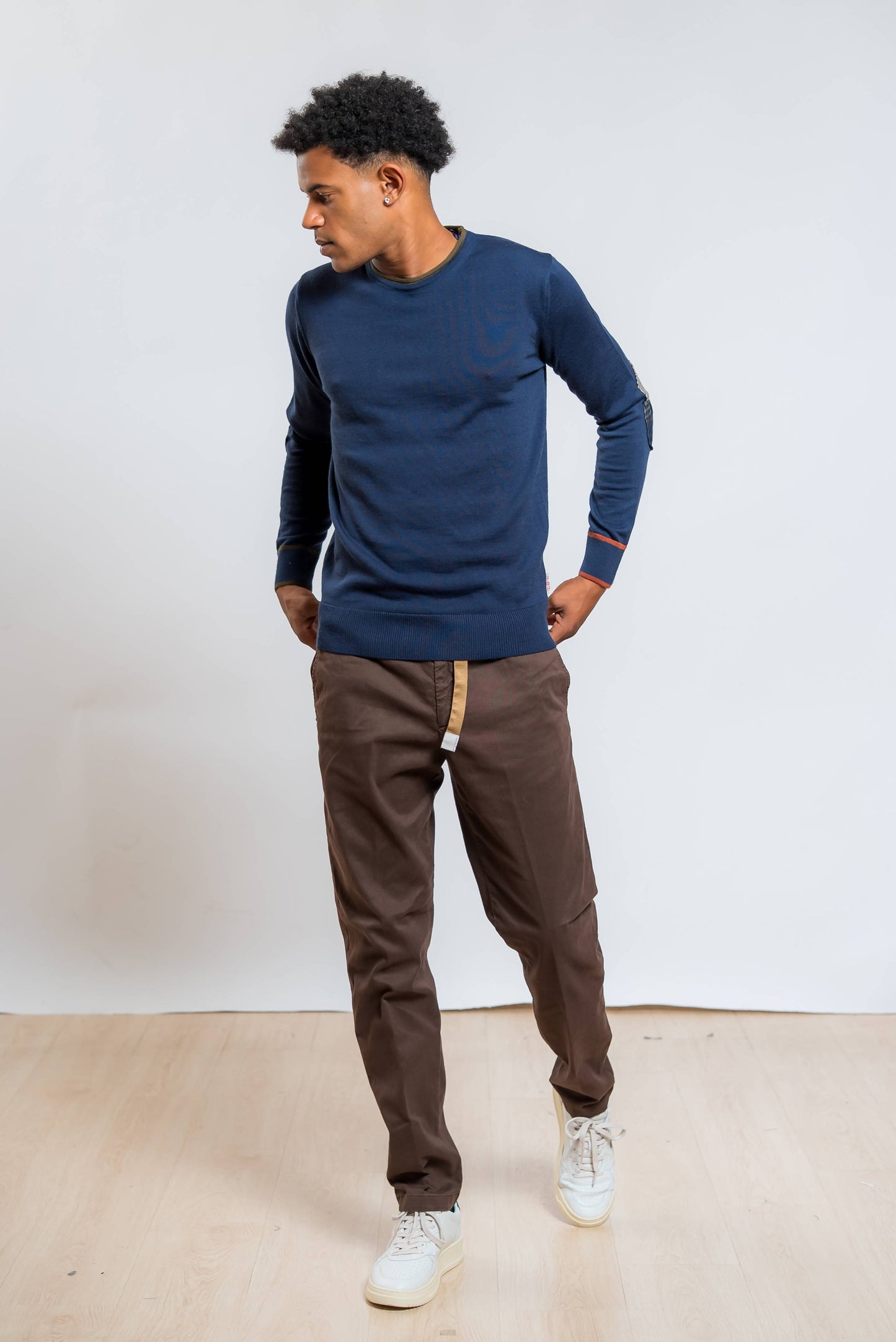 pantaloni white sand con vita regolabile marroni modello greg abbinati ad un maglioncino blu