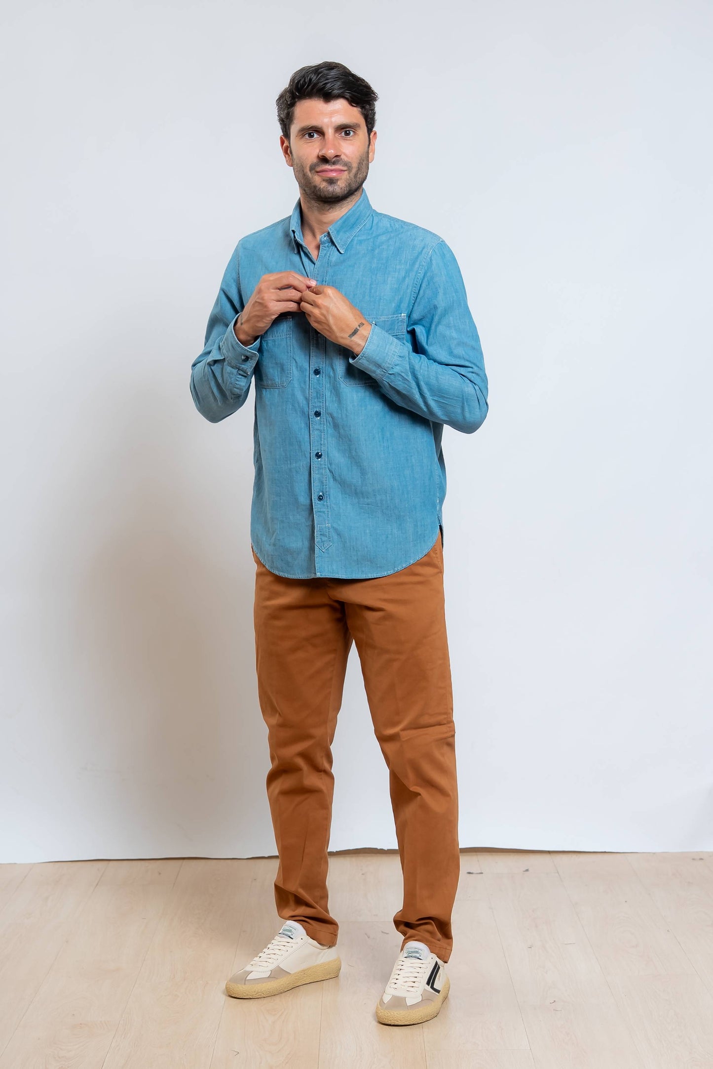 white sand pantaloni marroni greg in cotone abbinati ad una camicia in denim blu