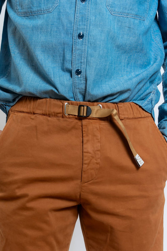 dettaglio della vita regolabile dei pantaloni greg marroni di white sand