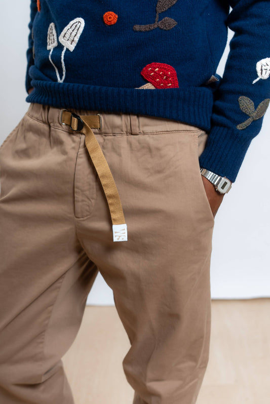 dettaglio della vita regolabile del pantalone white sand greg in cotone beige