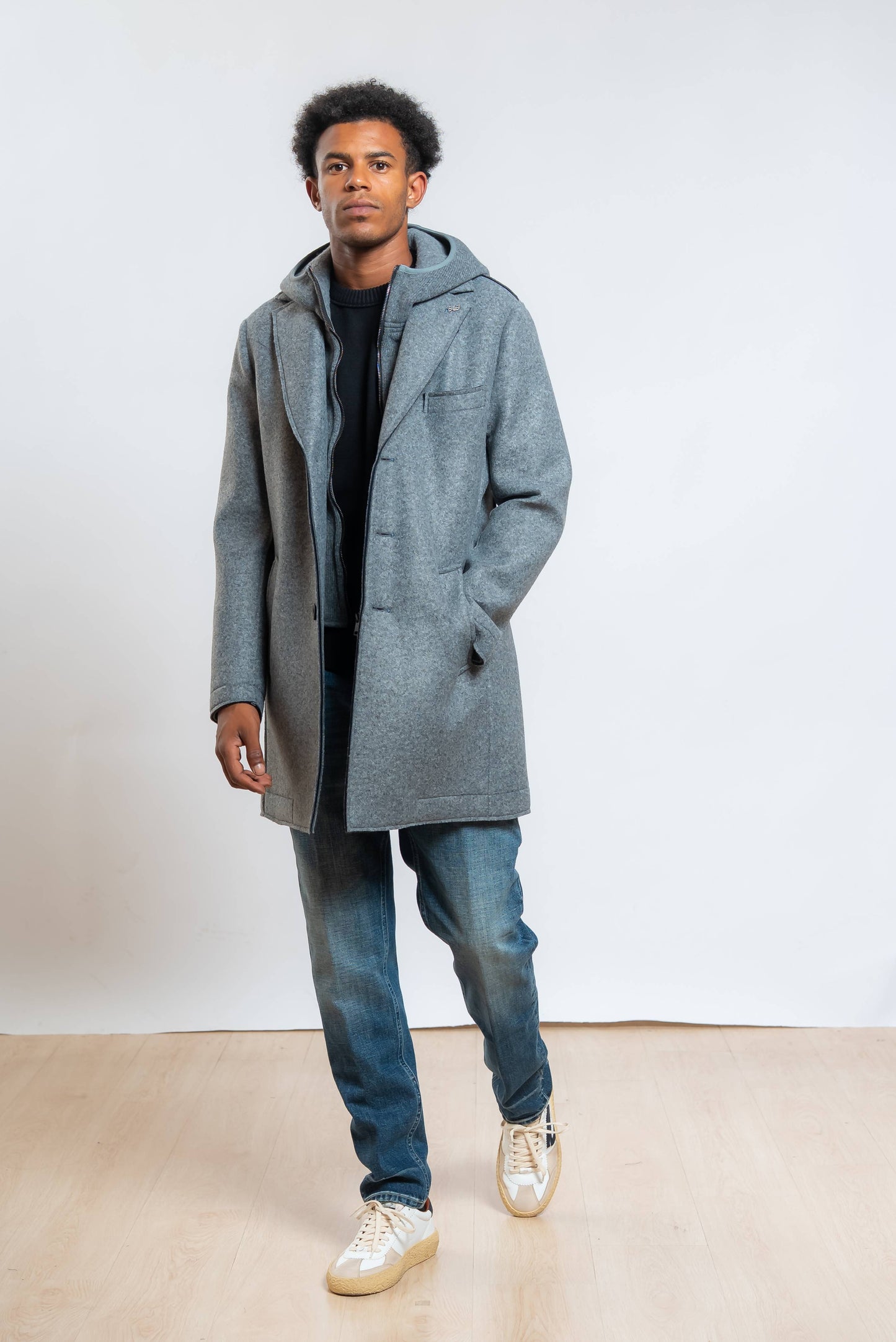 cappotto andy in neoprene grigio di bob abbinato ad un jeans blu