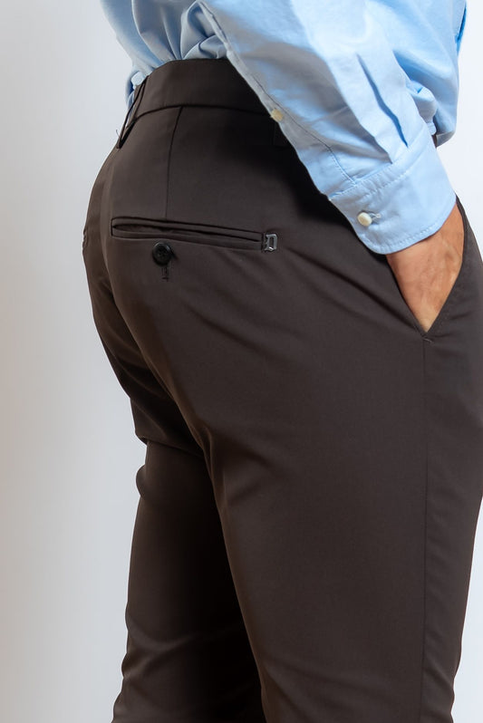 dettaglio posteriore con logo dondup dei pantaloni gaubert modello chino in tessuto tecnico marrone