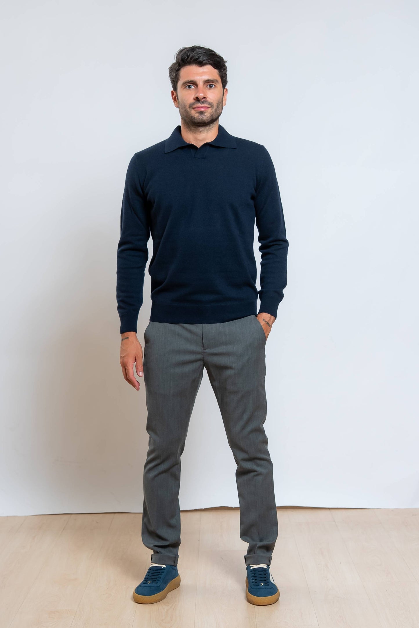 dondup pantalone gaubert realizzato in misto cotone grigio abbinato ad una polo blu a maniche lunghe