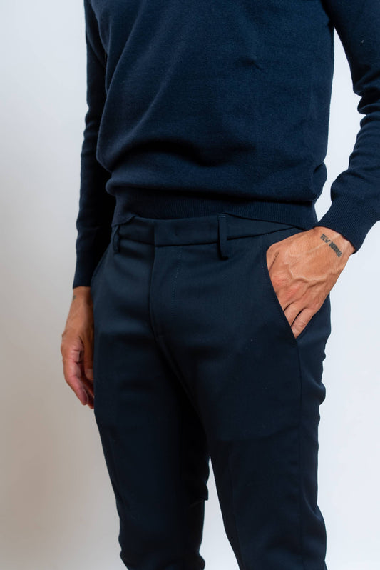 dettaglio della chiusura frontale nascosta dei pantaloni Dondup modello gaubert in misto lana blu