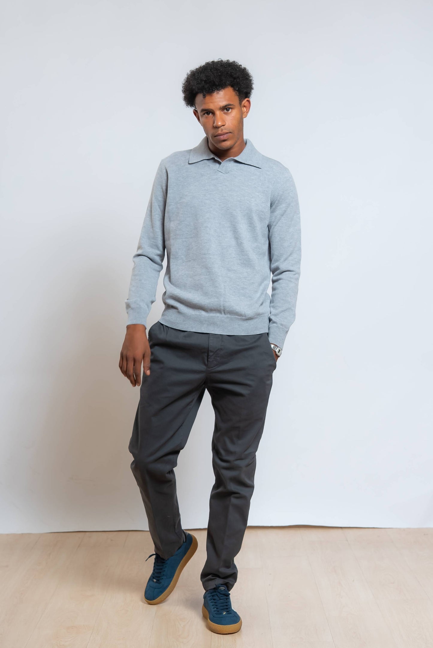 polo kangra a maniche lunghe in lana grigia abbinata ad un pantalone grigio