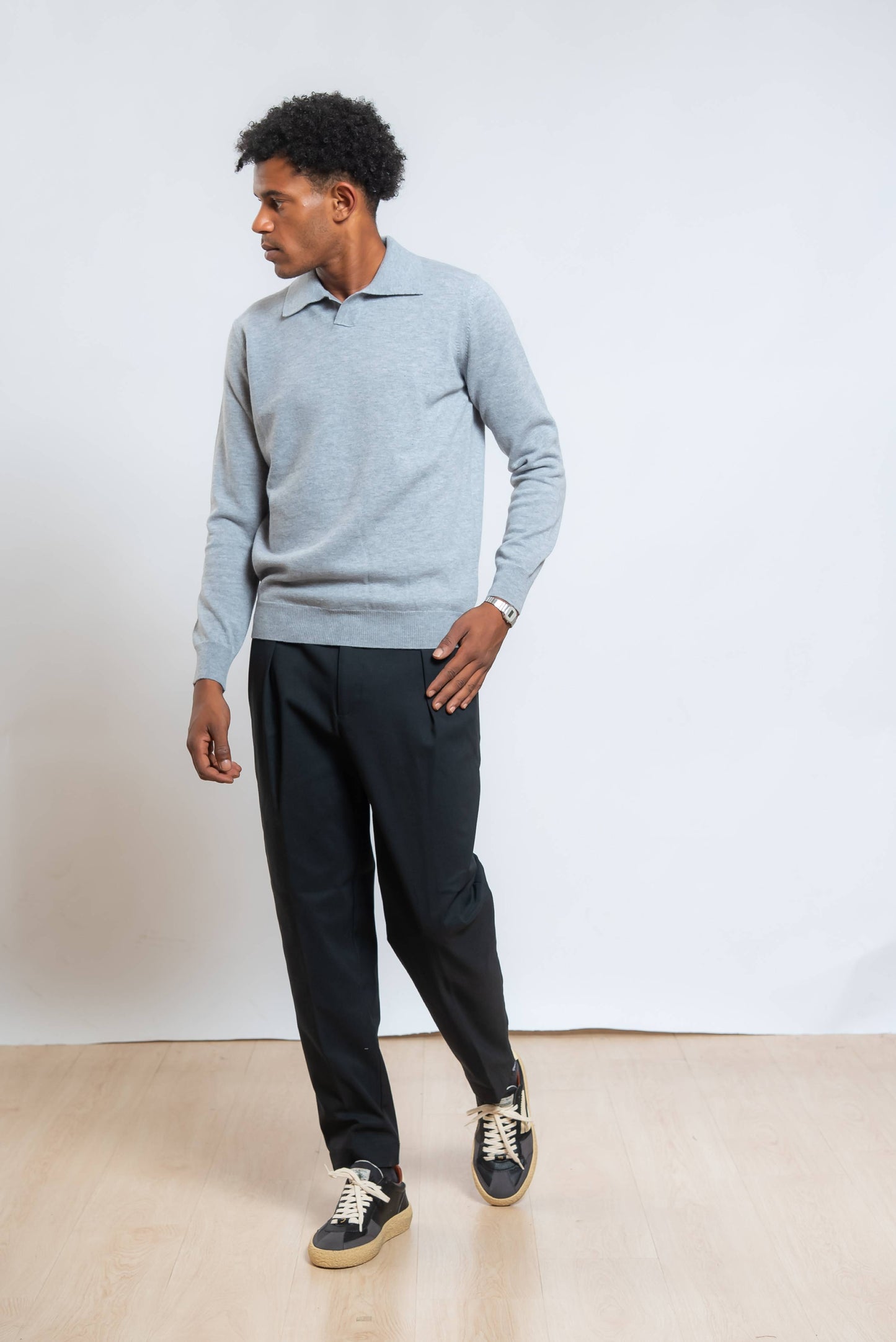 pantalone white sand nero con pinces sul davanti e vita regolabile abbinato ad una polo grigia a maniche lunghe