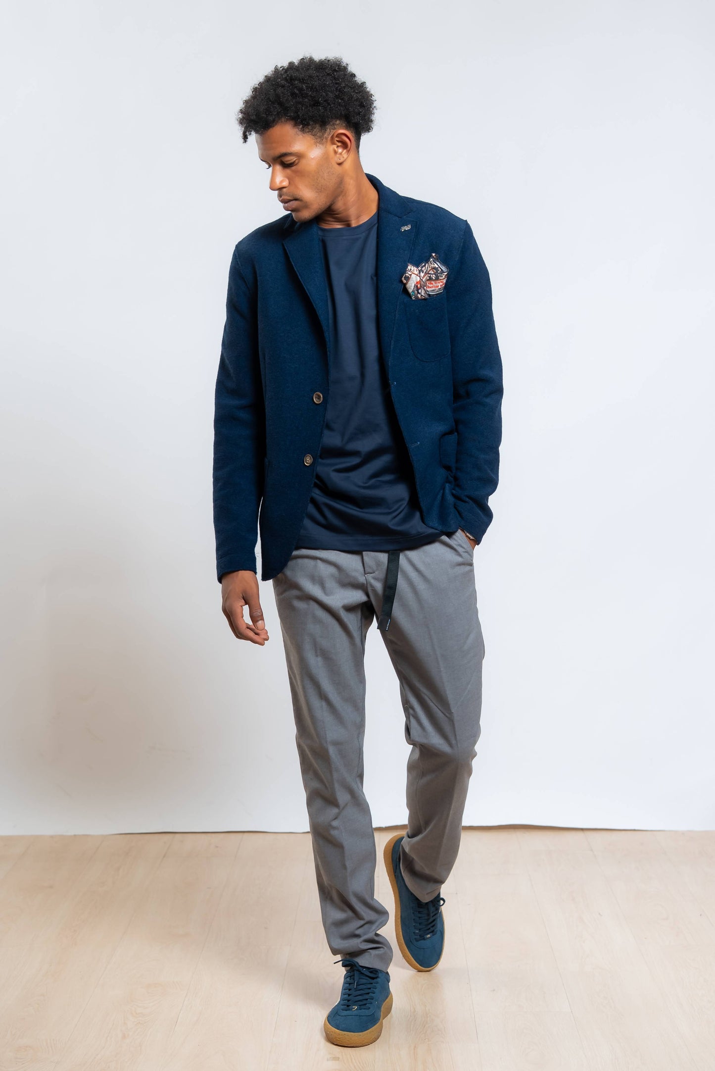 pantalone white sand modello robert grigio abbinato ad una giacca monopetto blu