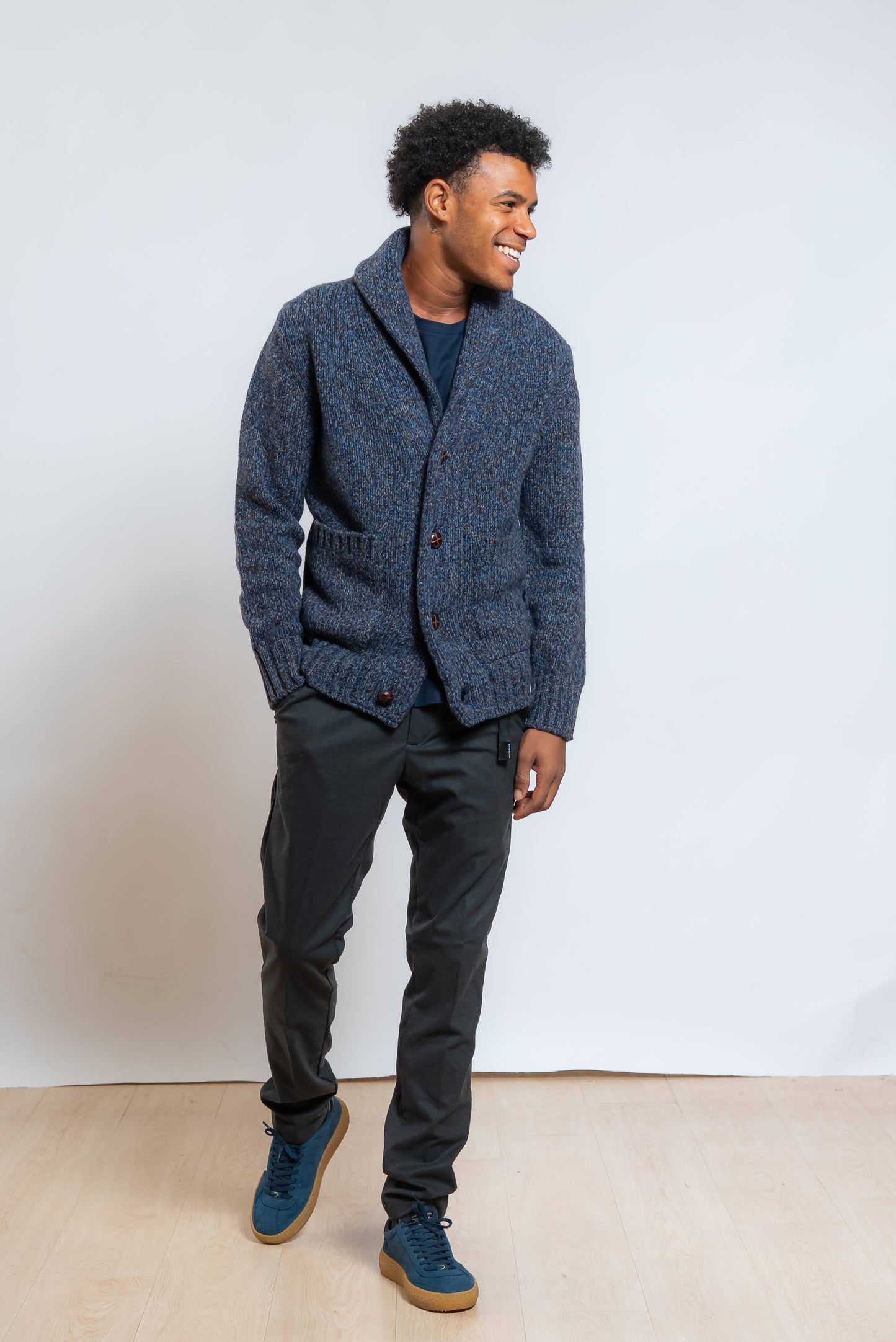 pantalone white sand modello robert grigio scuro abbinato ad un cardigan in lana blu