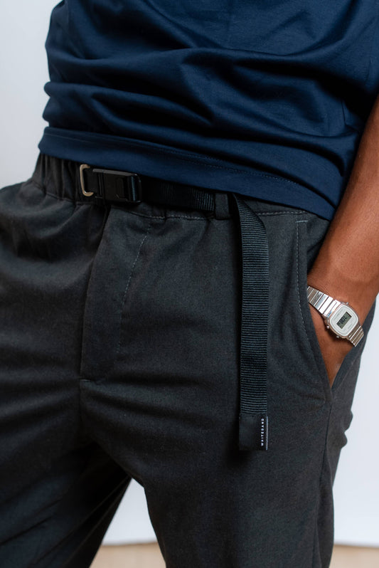 dettaglio della vita regolabile con coulisse del white sand pantalone robert realizzato in tessuto effetto lana grigio scuro