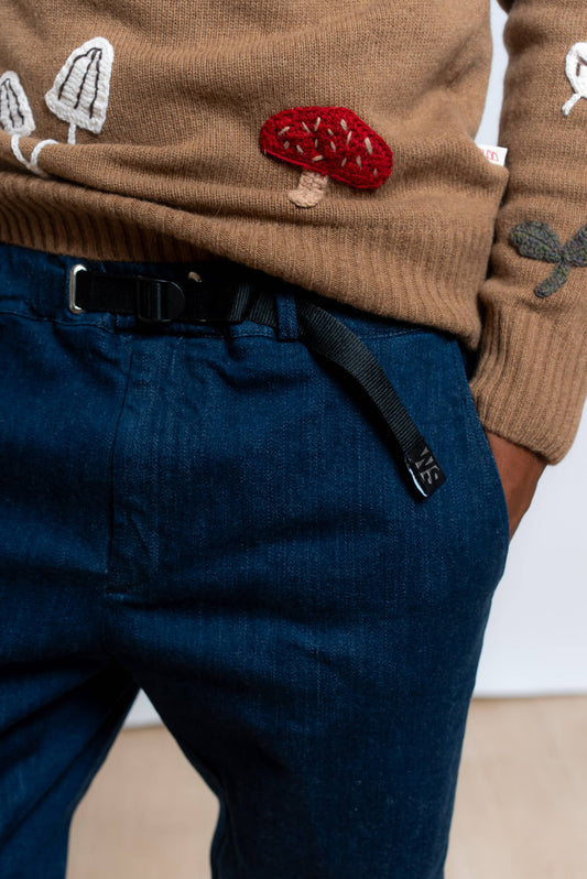 dettaglio della vita regolabile con coulisse del jeans di white sand greg