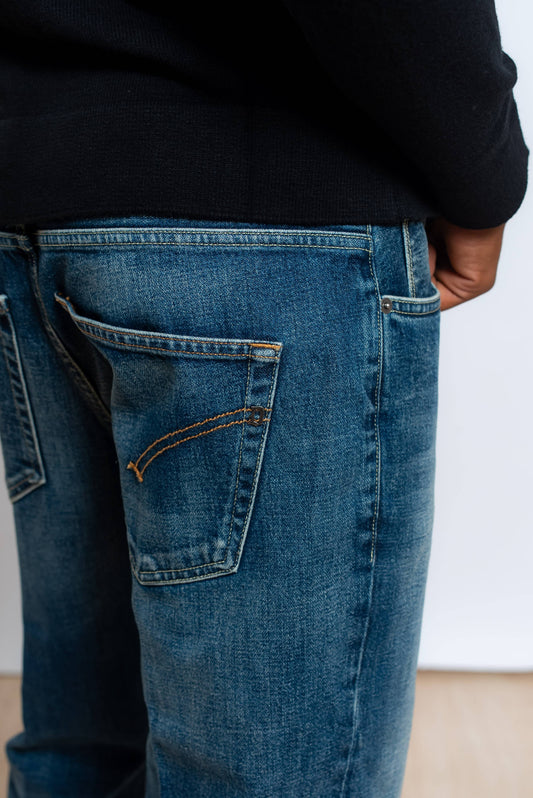 dettaglio della tasca posteriore del jeans dondup brighton modello carrot fit blu medio con effetto lavato