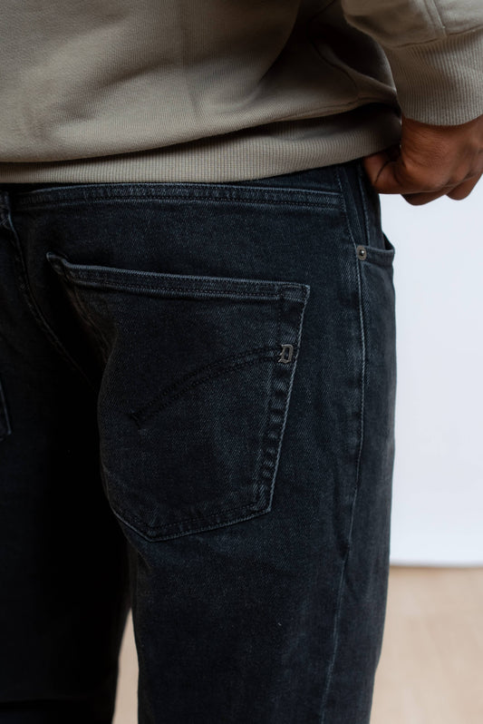 dettaglio con logo metallico dondup sul jeans brighton modello carrot fit nero