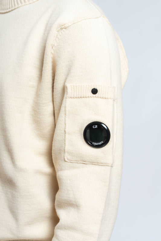 dettaglio taschino con cp company lens sul maglione a girocollo cotton stretch beige
