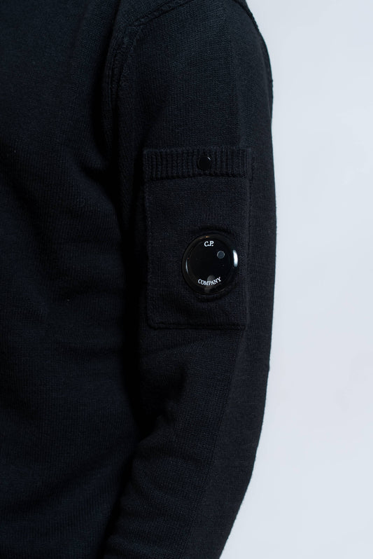dettaglio cp company lens sul taschino della manica del maglione cotton stretch nero - visuale frontale