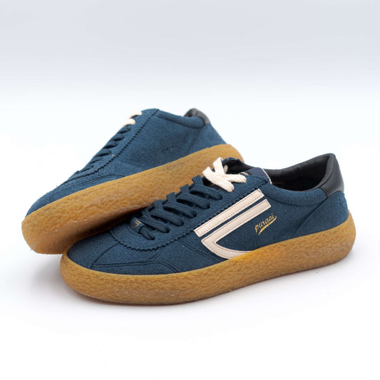 Sneakers puraai da uomo modello vintage realizzata in suede vegano blu con inserti bianchi e suola in gomma - visuale laterale interna ed esterna