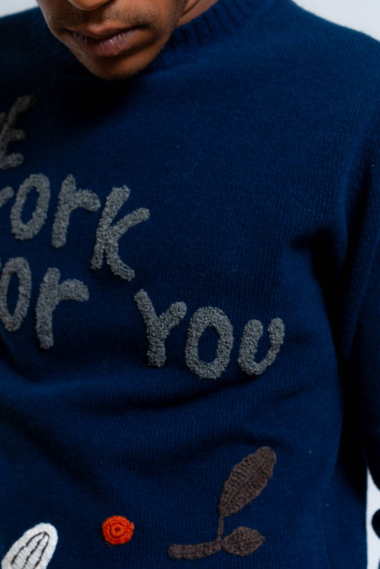 Dettaglio del maglioncino modello bond di bob company in lana blu con ricami realizzati a mano