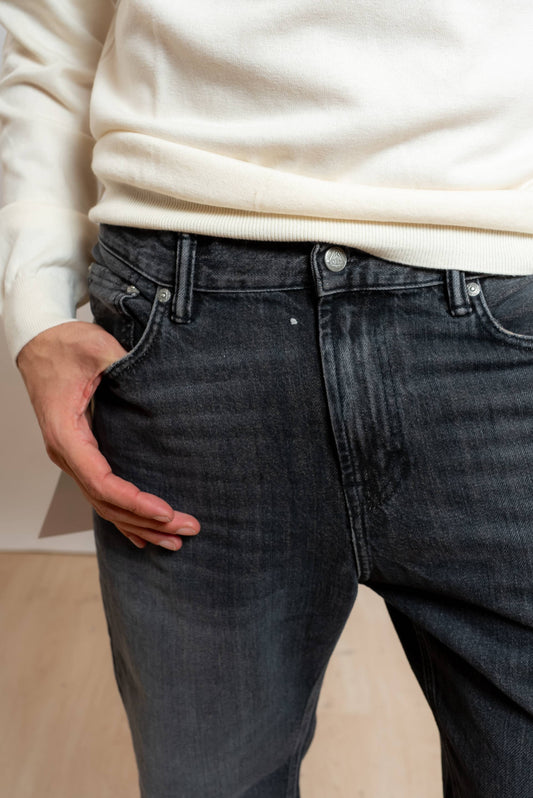 dettaglio tasche frontali sul jeans nero drapper re-search parker carrot fit di roy roger's uomo