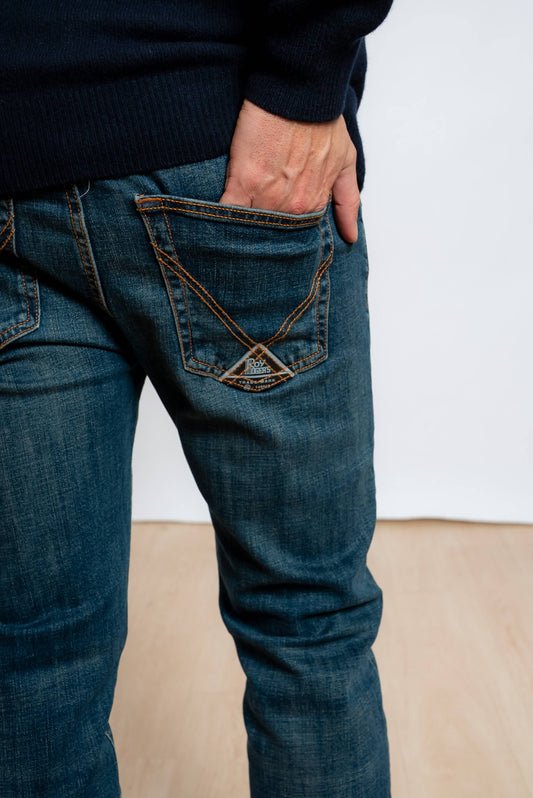 dettaglio tasca posteriore con logo roy roger's sui jeans blu 517 yonker slim fit