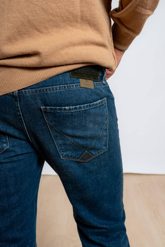 dettaglio tasca posteriore ed etichette con logo roy rogers sui jeans blu 517 chelsea slim fit