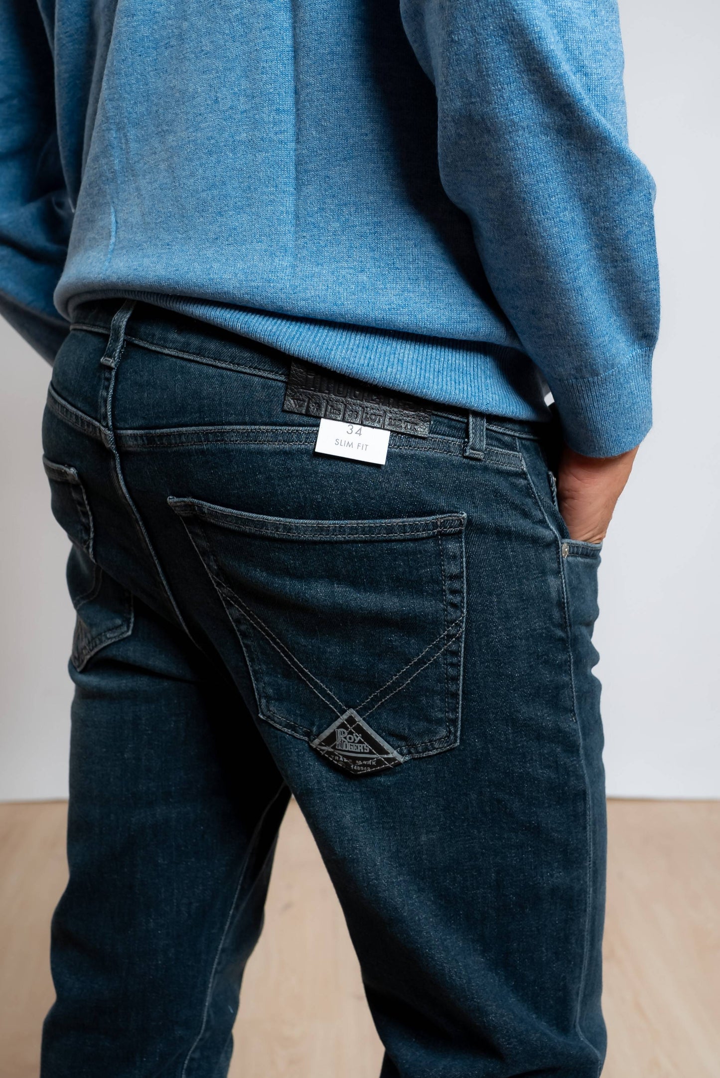 dettaglio tasca posteriore ed etichette in pelle con logo roy roger's sul jeans blu scuro 517 foxrun slim fit modello cinque tasche da uomo