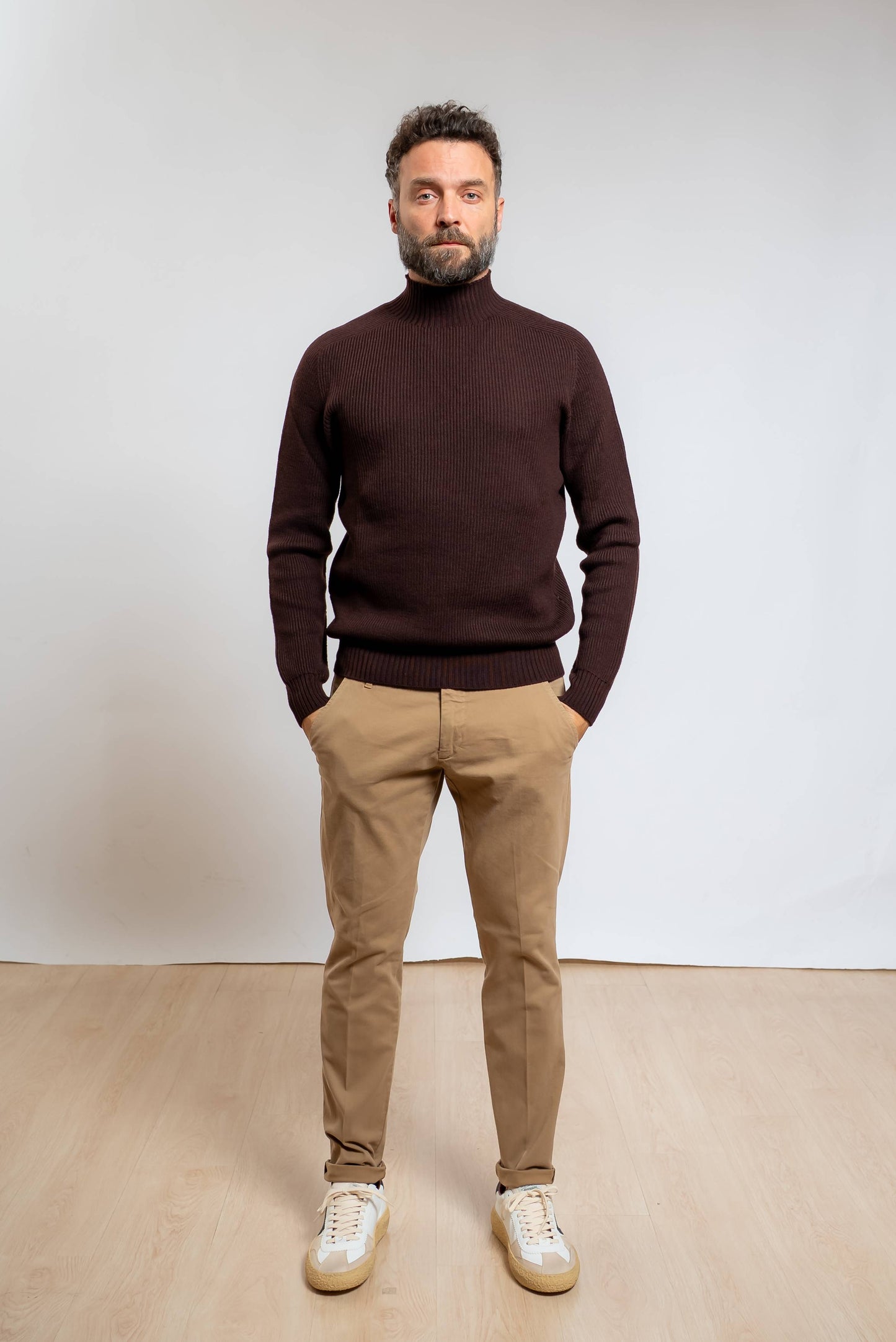 roy roger's uomo pantaloni new rolf beige scuro modello chino in gabardina abbinati ad un maglione a coste marrone