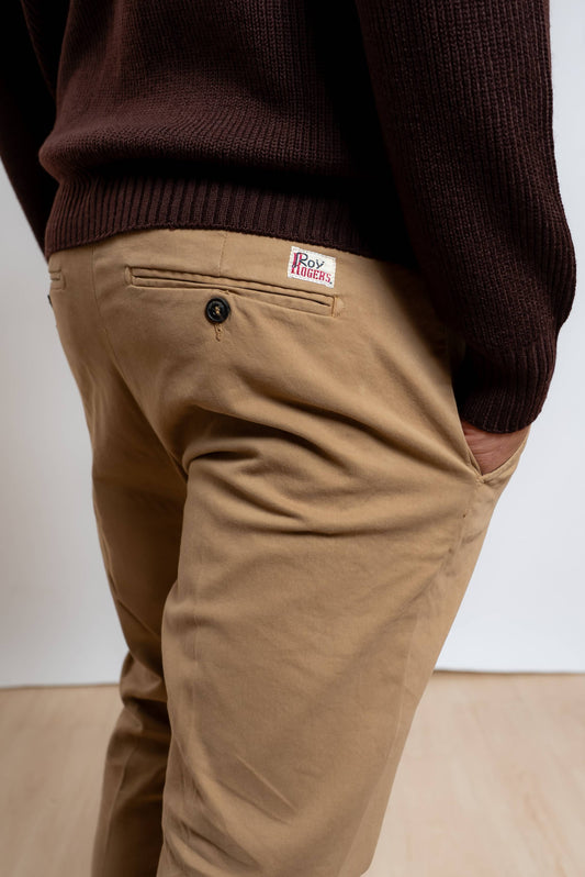 dettaglio della tasca posteriore e dell'etichetta con logo roy roger's sui pantaloni new rolf modello chino beige scuro in gabardina