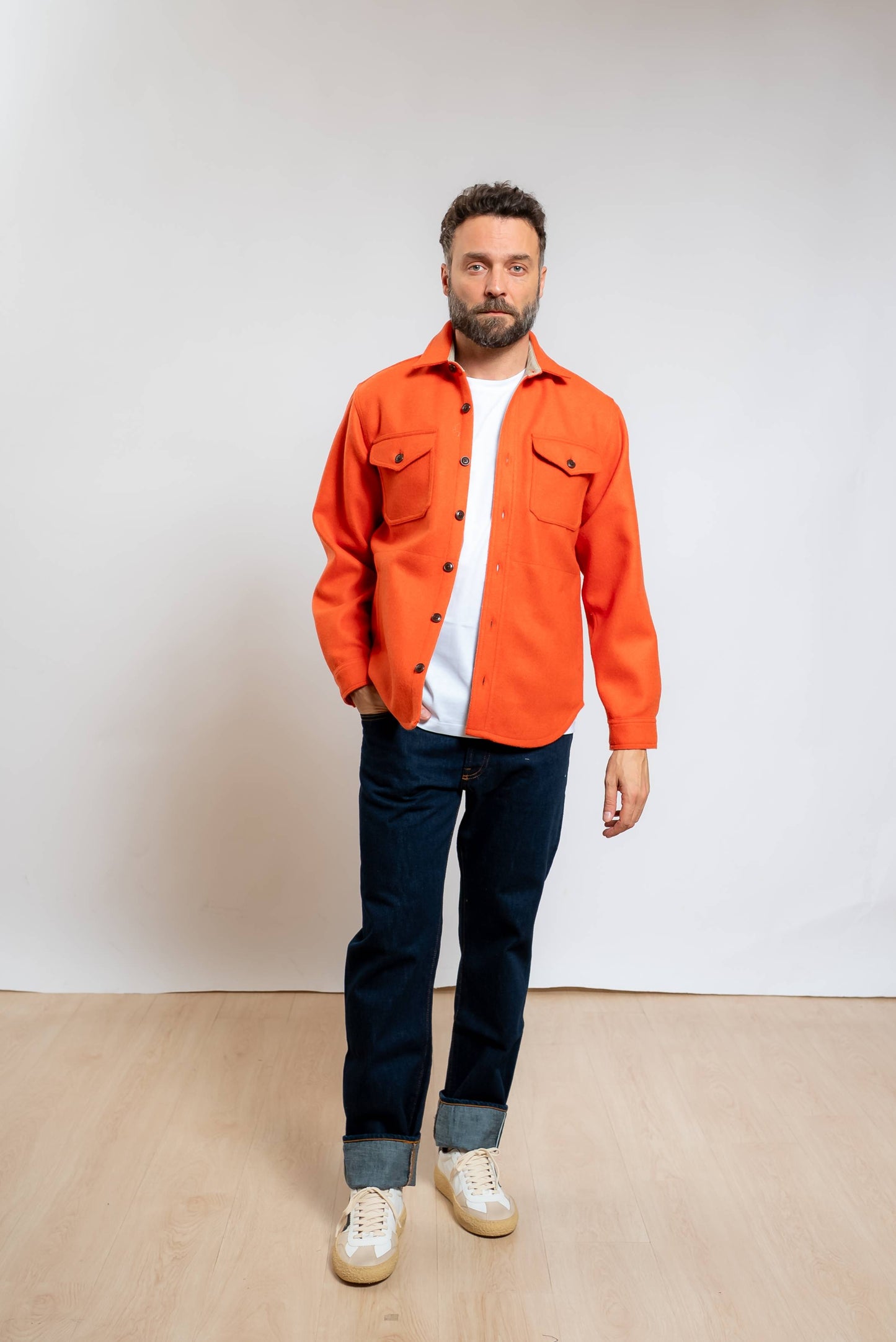 chesapeake's camicia overshirt in pura lana arancione abbinata ad una maglia bianca e un jeans blu scuro