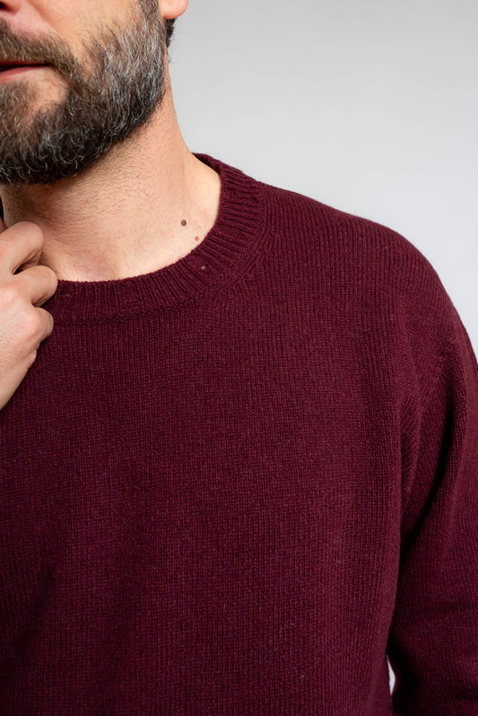 dettaglio del colletto con puccole rotture sul maglione da uomo a girocollo bordeaux in lana e cashmere di amaranto