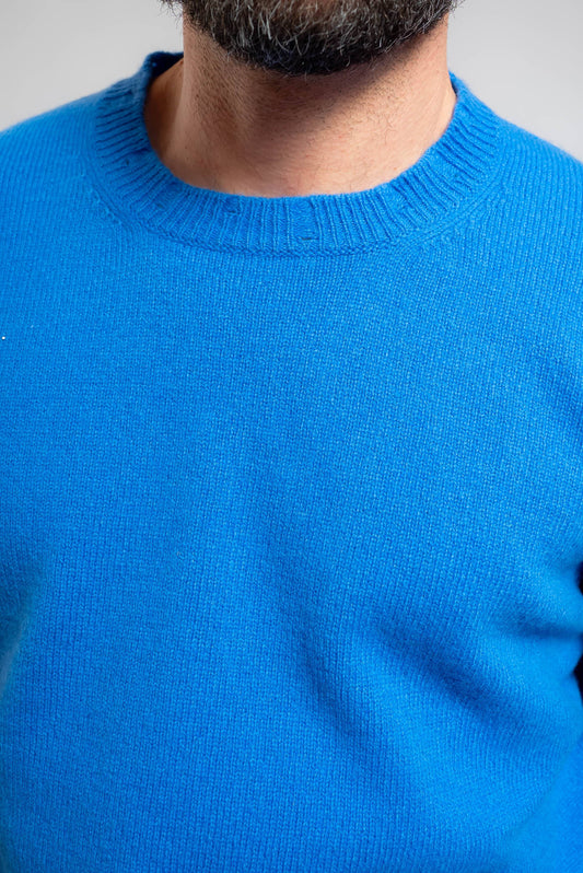 dettaglio del girocollo con rotture sul maglione azzurro in lana e cashmere di amaranto