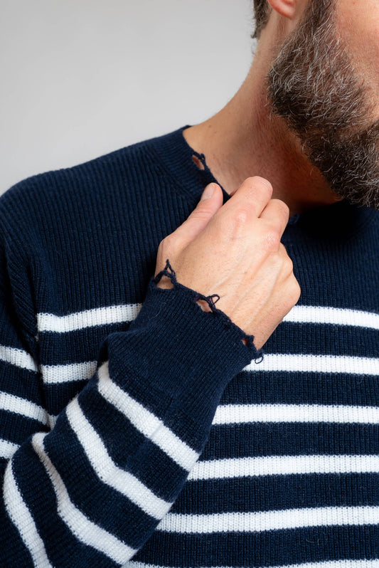 dettaglio delle rotture sugli orli della maglia a righe blu e bianche in pura lana di amaranto
