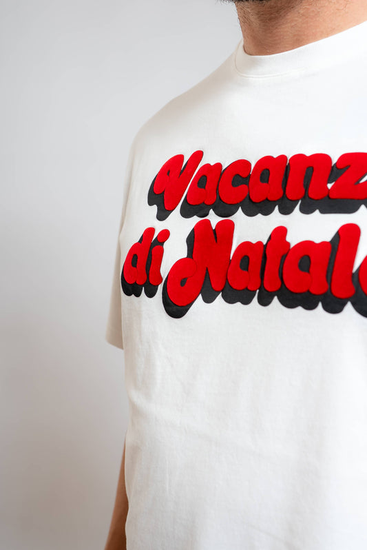 dettaglio della scritta flock vacanze di natale sulla t-shirt bianca arnott warm logo di mc2 saint barth uomo