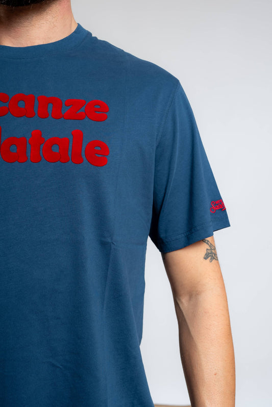 dettaglio del logo mc2 saint barth ricamato e della scritta flock vacanze di natale sulla t-shirt Arnott Warm da uomo