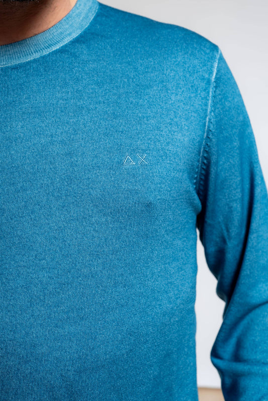 dettaglio del logo sun68 ricamato sulla maglia da uomo azzurra in lana merino con effetto vintage