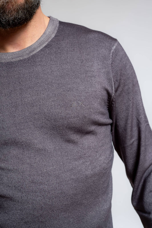 dettaglio del logo sun68 ricamato sulla maglia da uomo a girocollo in lana merino grigia con effetto vintage