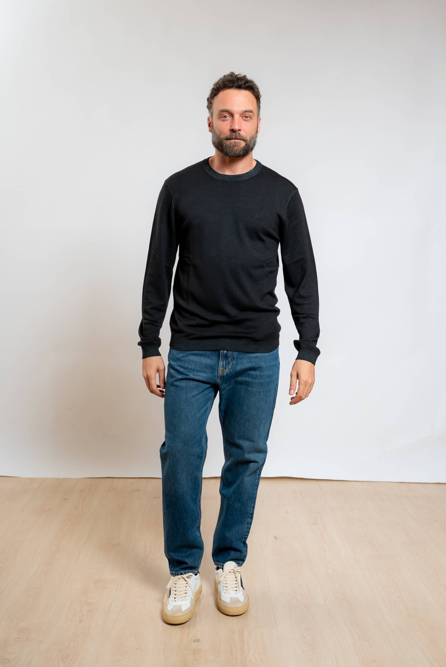 sun68 uomo maglia a girocollo in lana merino nera con effetto vintage abbinata a jeans blu e scarpe bianche